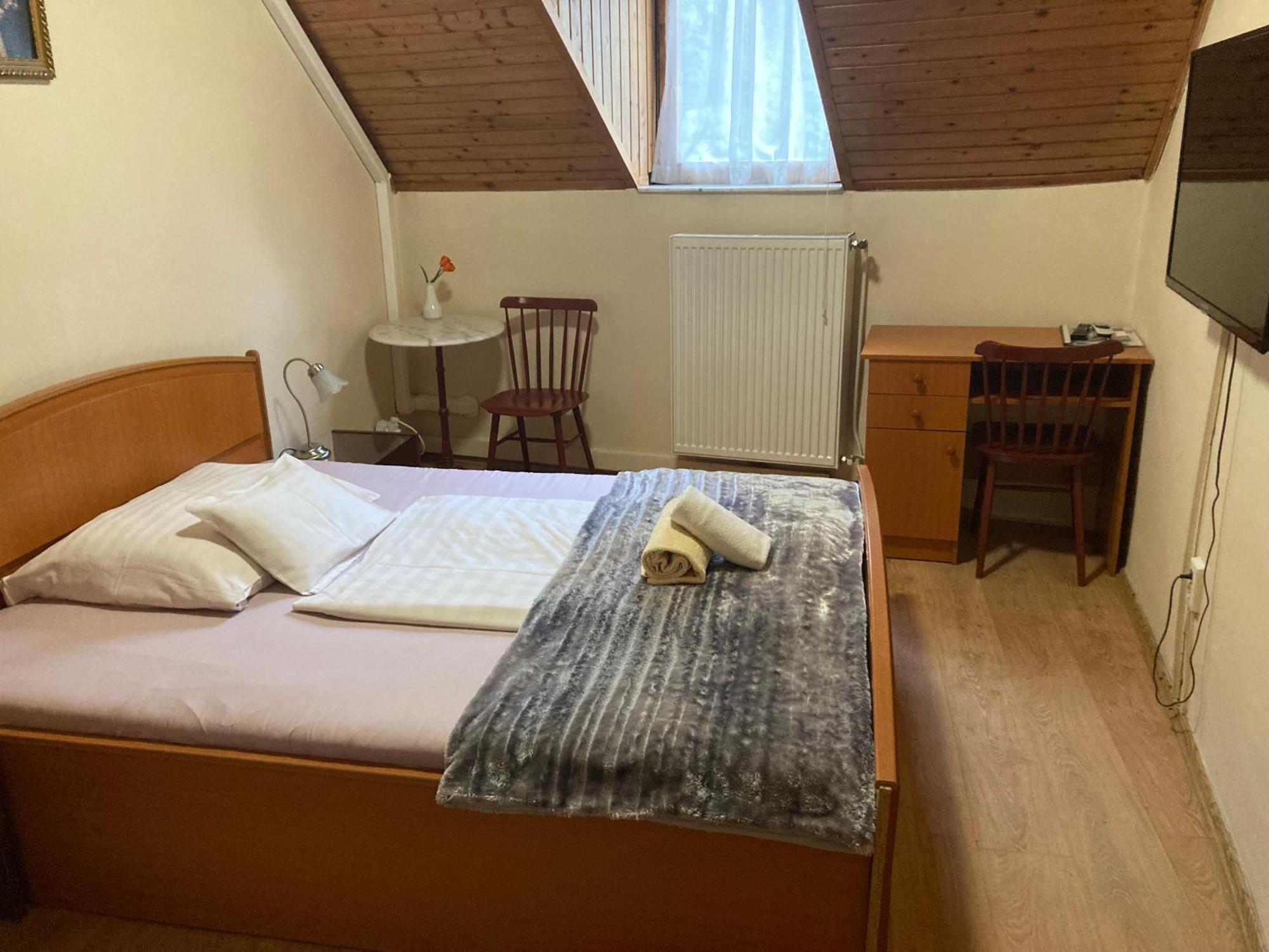Retro Panzio Bed and Breakfast Pécs Exteriör bild