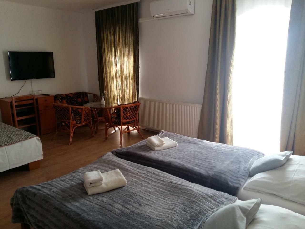 Retro Panzio Bed and Breakfast Pécs Exteriör bild